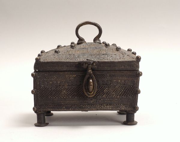 Kleine Bronzetruhe (wohl Nordafrika), antik; Maße 17 x 12 x 18 cm