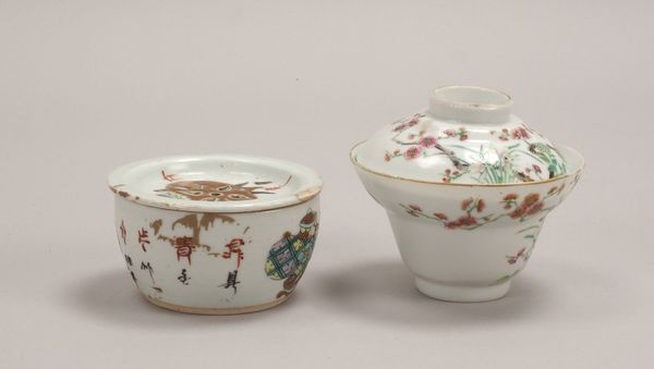 2 Deckelgefäße (China), antik, jeweils im Boden gemarkt: 1x Teegefäß, 1 altes Gefäß