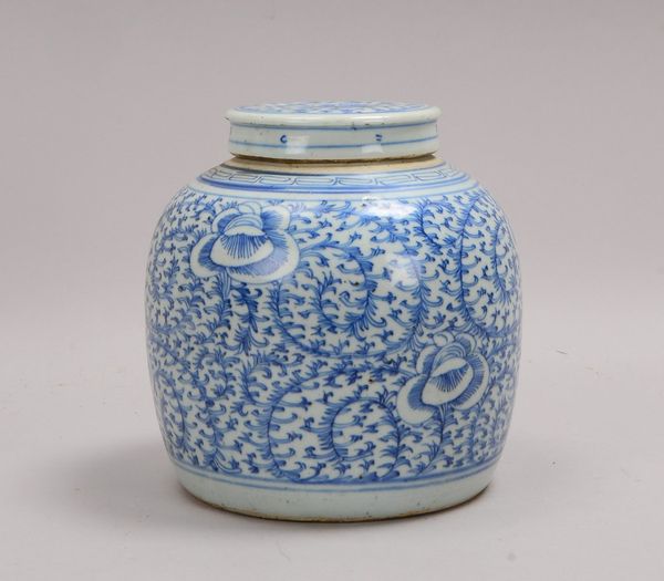 Ingwertopf (China), mit floralem Unterglasurdekor in Blau, mit Deckel; Höhe 22 cm