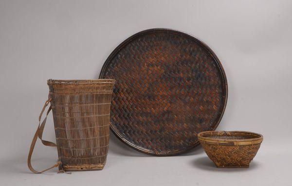 3 Flechtobjekte: Tablett, Ø 68 cm, Schale, Ø 28 cm, und Korb, Höhe 41 cm, Ø 31,5 cm
