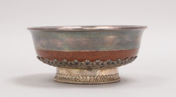 Trinkschale (Tibet/Mongolei), Wurzelholz, versilberte Montierung; Höhe 6 cm, Ø 13,5 cm