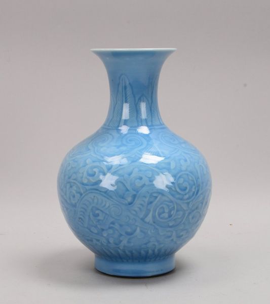 Porzellanvase (China), Blumen-Reliefdekor, Glasur in Hellblau, mit Unterglasurmarke
