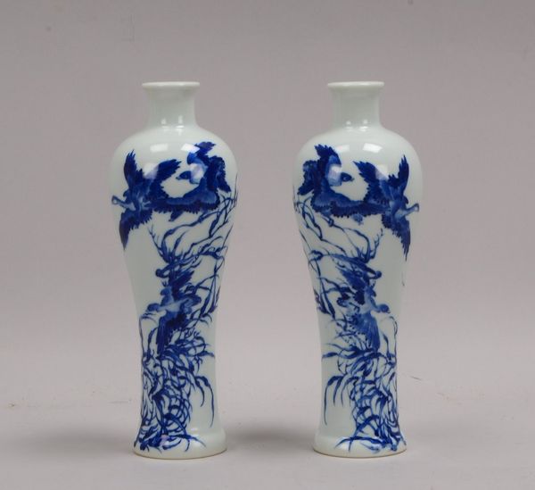 Paar Meiping-Vasen (China), mit Unterglasur-Dekor in Blau ('Vögel in Landschaft')