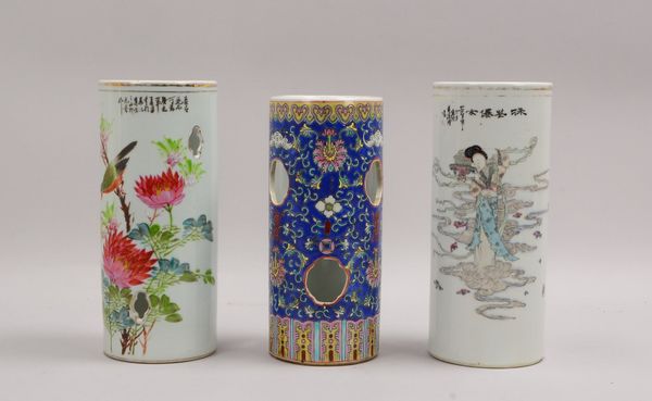 3 Porzellan-Pinselbecher (China), versch. Dekore - teils durchbrochen, 2x gemarkt