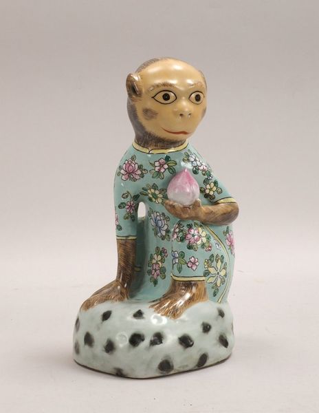 Porzellanfigur (China), 'Affe mit Pfirsich', mit polychromer Bemalung; Höhe 27 cm