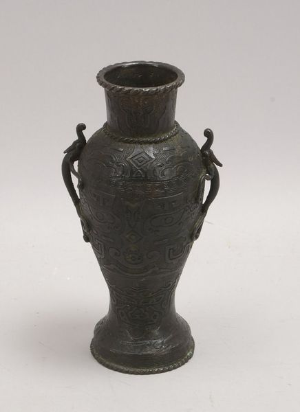Bronzevase (China), Balustervase, Reliefdekor im archaischen Stil, 2x seitl. Handhaben
