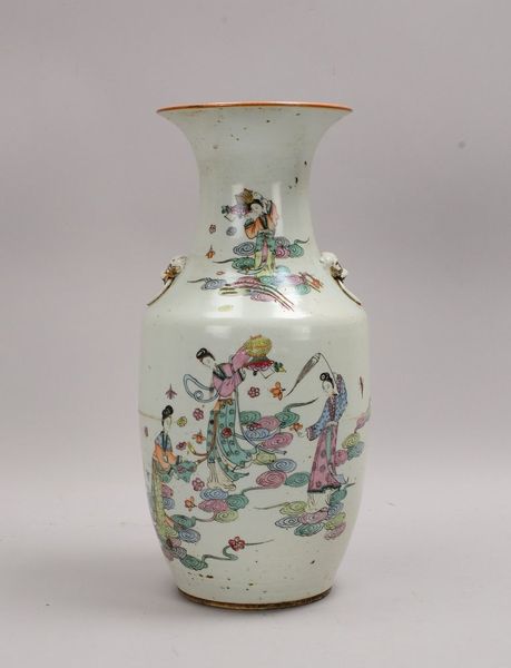 Balustervase (China), 'Famille Verte', mit Bemalung ('Tänzerinnen') und chines. Kalligrafie