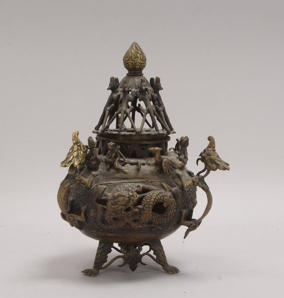 Räuchergefäß (China), Bronze, durchbr./umlaufend figürl. Darst., auf 3x Füßen, mit Deckel