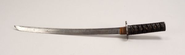 Wakizashi (Japan), 1-schneid. Eisenklinge/Tsuba, Rochenhaut-Griff mit Lederumwicklung