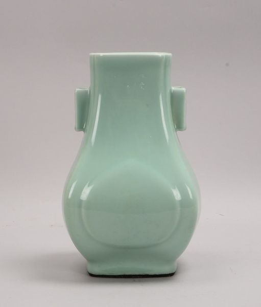 Porzellanvase (China), seladonfarbener Fond, Unterglasurmarke in Blau; Höhe 30 cm