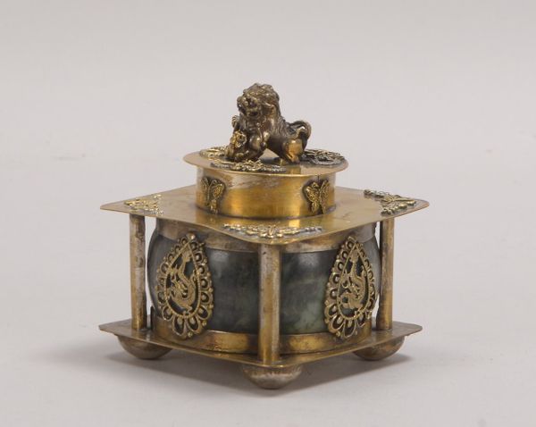 Räuchergefäß (China), Jade-/Nephrit(?)-Korpus, in messingfarbener Metall-Halterung