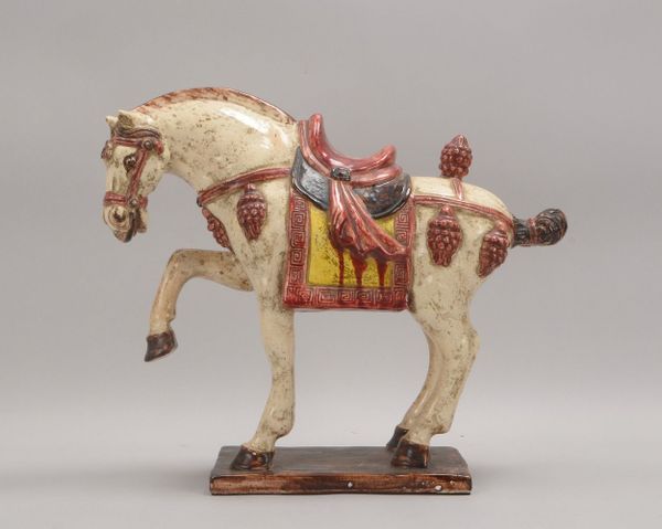 Steingut-Skulptur (China), 'Gesatteltes Pferd', mit farbiger Glasur, auf Sockelplatte