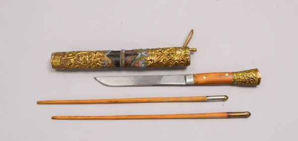 Reisebesteck, 2-tlg.: Essstäbchen/Messer, in Etui/partiell Lederbezug und Messingblech