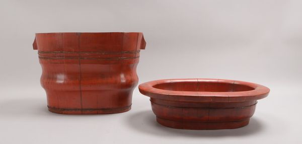 Babywanne (China), 2-tlg., Ulmenholz, Korpus mit Rotlack; Höhe 41 cm, Ø 53,5 cm