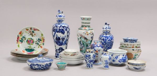 Tischporzellan-Konvolut (China), unterschiedl. Teile: Teller und Schalen, Vasen, u.a.