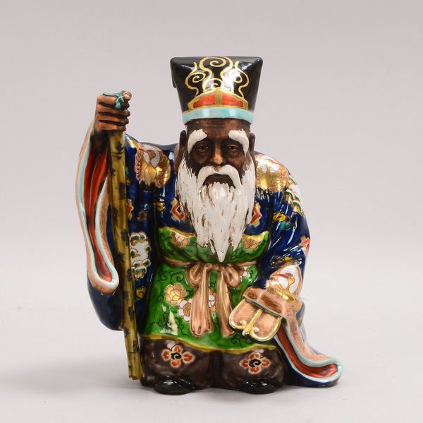 Porzellanfigur (China), antik, 'Gelehrter' (mit Insignien), polychrom/goldstaffiert, sign.