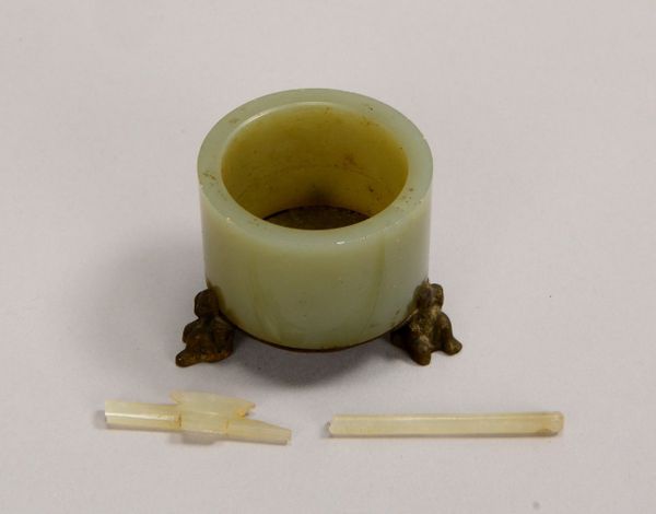 Kleines Jade-Schälchen (China), mit Stab - aus Sammlungsauflösung