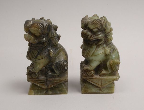 Paar Nephrit(?)-/Jade(?)-Skulpturen, 'Fu-Hunde', Figuren auf konischem Sockel; Höhe 13,5 cm