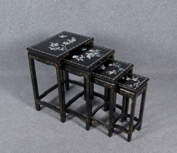 4 kl. Beistelltische (China), Schwarzlack, mit Bemalung, in den Deckplatten mit Perlmutt