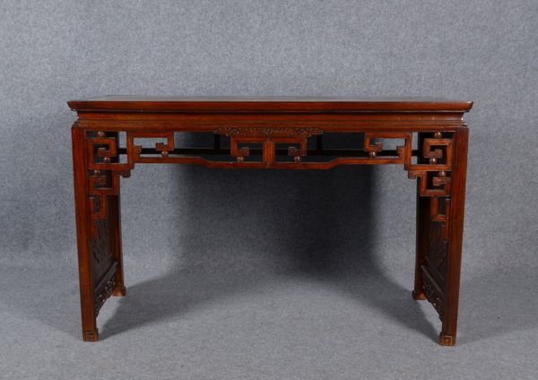 Sideboard, Holz rot-braun gebeizt, Front durchbr. gearbeitet, seitl. beschnitzt, rücks. verstrebt