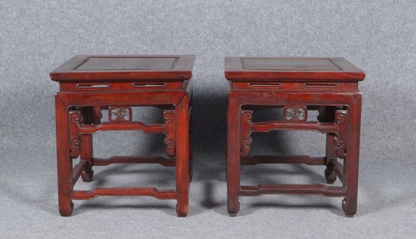 2 kl. Beistelltische (China), Hartholz rot-braun gebeizt, teils durchbrochen geschnitzt