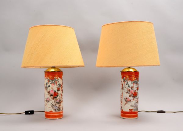 Paar Tischlampen, Porzellan, je 1-fl., mit Schnurschalter; Höhe Guß: 30 cm, ges. 58 cm