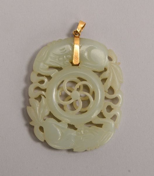 Anhänger (China), Jade, floral durchbrochen gearbeitet, an 585 Gold-Öse; Maße 4 x 5 cm
