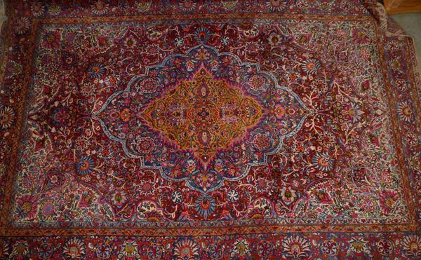 Gr. Kirman Lavar (Iran), mittelf. bis feine Kn., floral gem., gr. Medaillon in Curryfarben