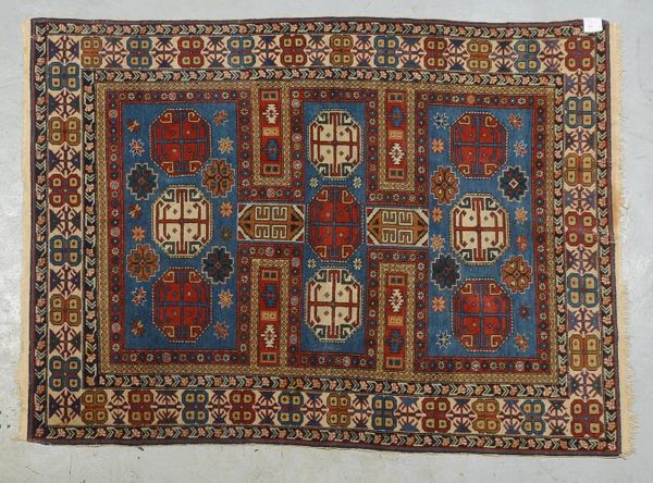 Kazak, älter, feine Kn., gleichm. Flor - in insgesamt gutem Zustand; Maße 160 x 120 cm