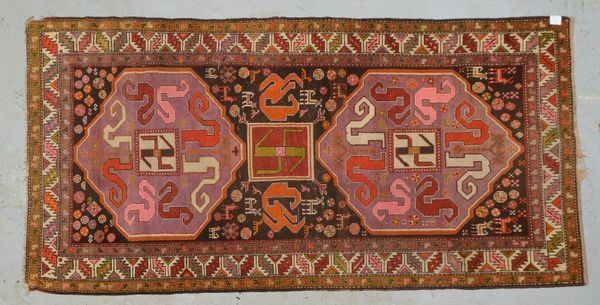 Wolkenband-Kazak, alt, mittelfeine Kn., Flor stellenweise etwas dünner; Maße 255 x 127 cm