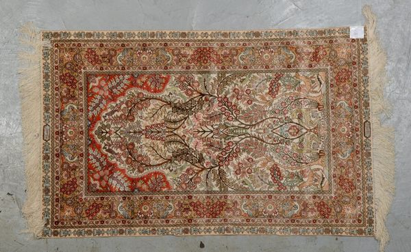 Hereke, Seide auf Seide, sehr feine Kn., ca. 1 Mio. Kn./qm, sign., guter Zust.; Maße 120 x 76 cm