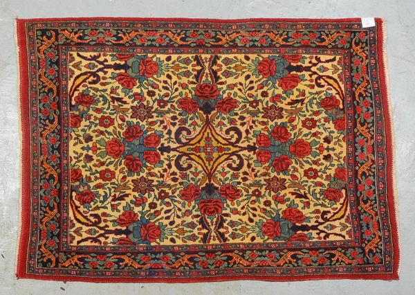 Rosen-Bidjar, antik, feste Kn., Pflanzenfarben, hellgrundig, dichter Flor, guter Zust.; 146 x 105 cm