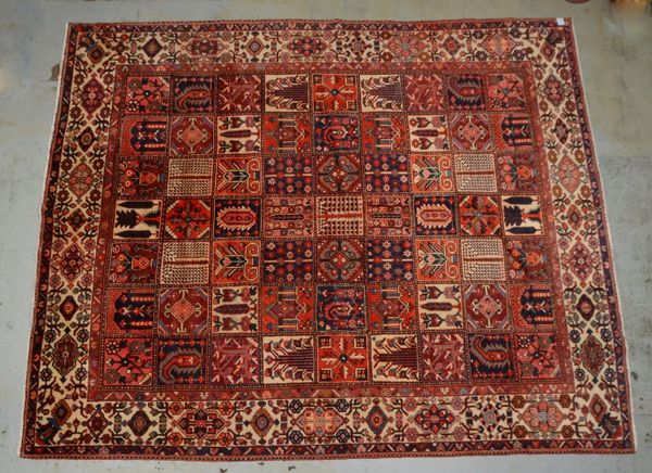 Bakhtiari, feste Knüpfung, gleichmäßiger Flor - in gutem Zustand; Maße 382 x 307 cm