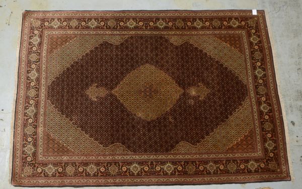 Täbriz, feine Knüpfung, Flor in gutem Zustand; Maße 295 x 203 cm