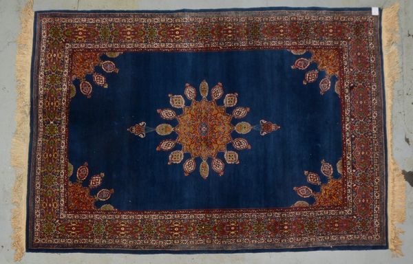 Orientteppich, mittelfeine bis feine Kn., dichter Flor - guter Zust.; Maße 270 x 168 cm