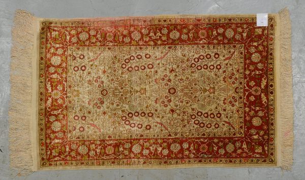 Kayseri, Seide auf Seide, feine Kn., hellgrundig, sign., insges. gleichm. Flor; Maße 111 x 70 cm