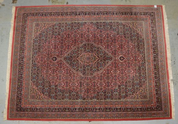 Indo-Bidjar, mittelfeine Knüpfung, hoher dichter Flor - in gutem Zustand; Maße 331 x 251 cm