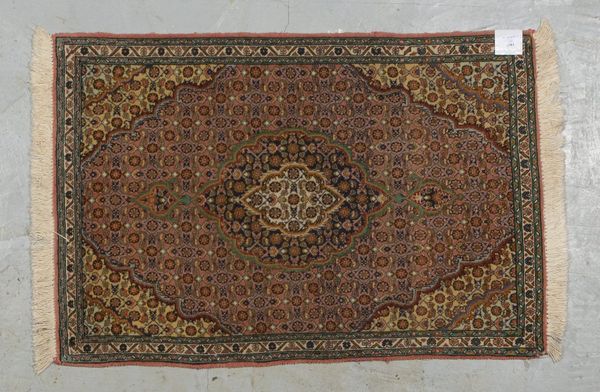 Täbriz-Orientbrücke, mit kl. Seidenanteilen, feine Kn., insges. guter Zust.; Maße 89 x 61 cm