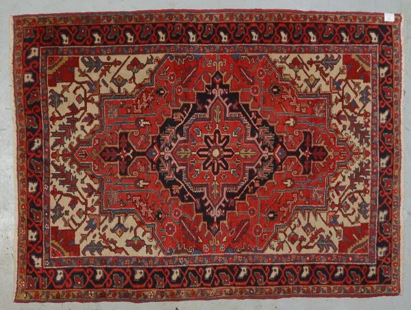Heriz-Brücke, feste Kn., gleichm. dichter Flor - in gutem Zustand; Maße 195 x 147 cm