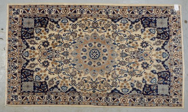 Nain-Orientbrücke, Flor in gutem Zustand; Maße 200 x 120 cm