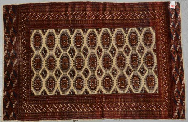 Tekke Bukhara, feine Knüpfung; Maße 184 x 123 cm (Flor mit Gebrauchsspuren)
