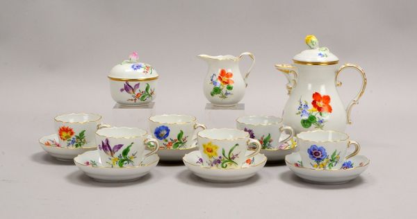 Meissen (2-gestr.), Mokkaservice, Dekor 'Deutsche Blume', mit Goldrand, kompl. für 6 Pers.