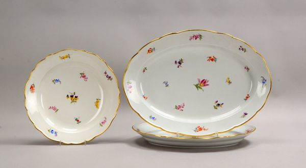 Meissen, 3 Porzellan-Servierteile: 1 Gemüseschale, und 2x Fleischplatten gr/kl.