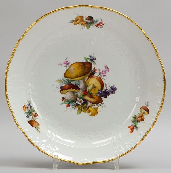 Meissen, Porz.-Schale, Dekor 'Pilz-Arrangements', mit reliefiertem Goldrand; Ø 36 cm