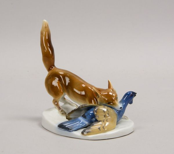 Gotha, Porzellanfigur, 'Fuchs mit Auerhahn', Formnr. '4650', Entw. E. Pfeffer, sign. (Schnabel best.