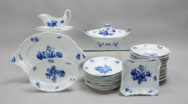 Meissen, Rest-Speiseservice, mit blauem Dekor, 'Blumenbouquets mit Insekten', 29-tlg.