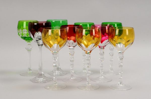 10 Weinrömer, Gläser verschiedenfarbig, 3x Gläser leicht dekorabweichend; Höhe 20 - 21 cm