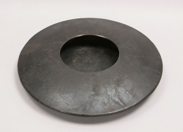 Künstler-Gefäß/flache Vase, Eisen, runde Form, monogr./numm. 'P.R. 35', auf Gummiring