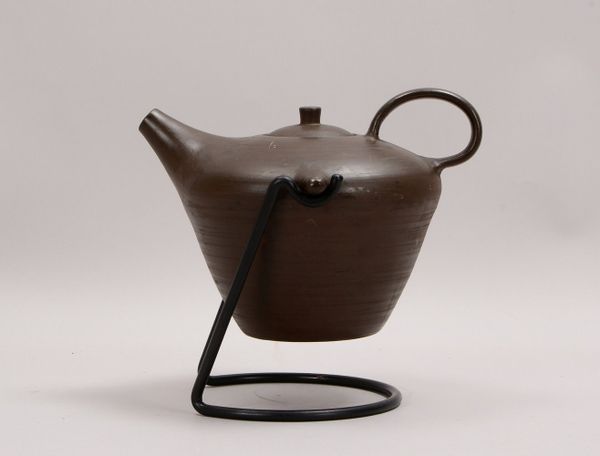 Künstler-Keramik, Teekanne, auf Eisengestell, unsign.; Höhe/ohne Gestell: 18 cm