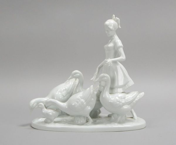 Gerold, Porz.-Figurengruppe, 'Gänsemagd'; Höhe 27 cm, Länge 27,5 cm